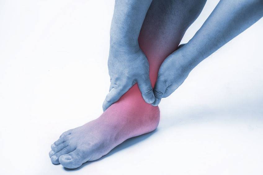 脚扭伤并出现肿胀现象时，到底是冰敷还是热敷？注意事项要牢记