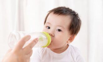 宝宝不爱喝水怎么办(幼儿园不爱喝水案例分析)