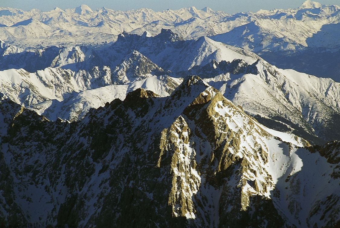 阿尔卑斯山脉：欧洲的脊梁，巨大的山岳冰川成就了滑雪者的天堂