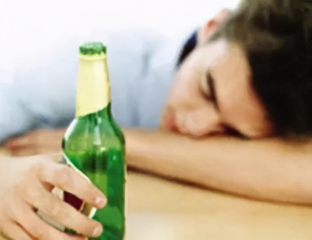酒问｜宿醉后，第二天怎么做才能缓解不适感？怎么解酒最快最有效？