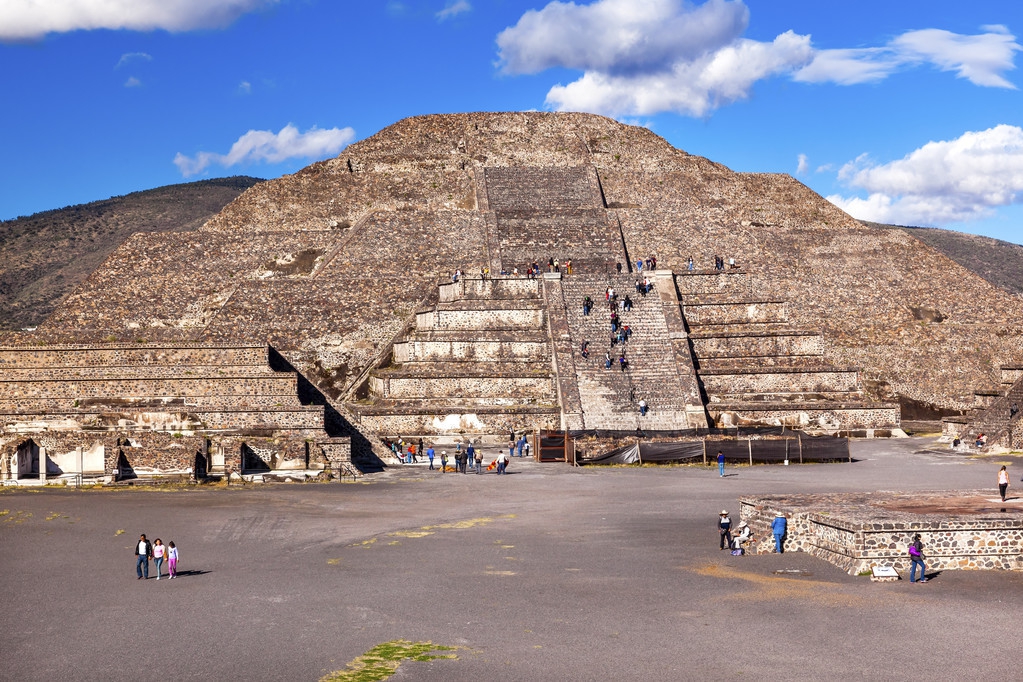 月亮金字塔位于墨西哥，坐落在特奥蒂瓦坎古城城北