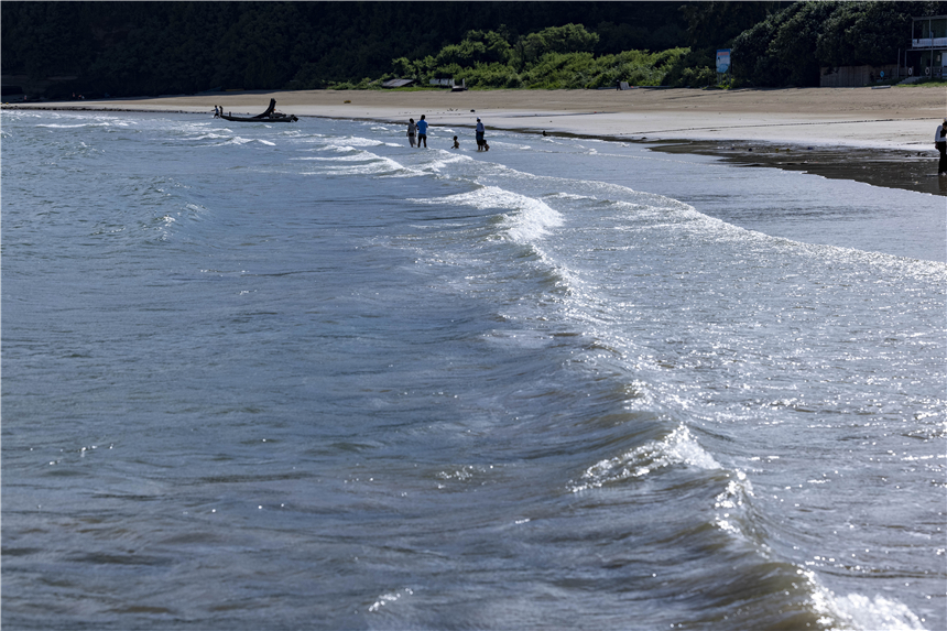 永不落幕的夏天，走进广西涠洲岛，很多游客都说这里太适合养老了